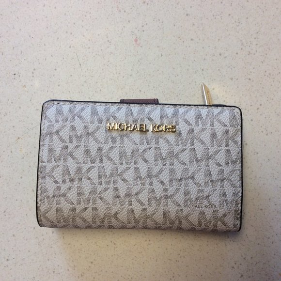 Michael Kors Handbags - NEW Michael Kors Bifold Vanilla Coin Wallet